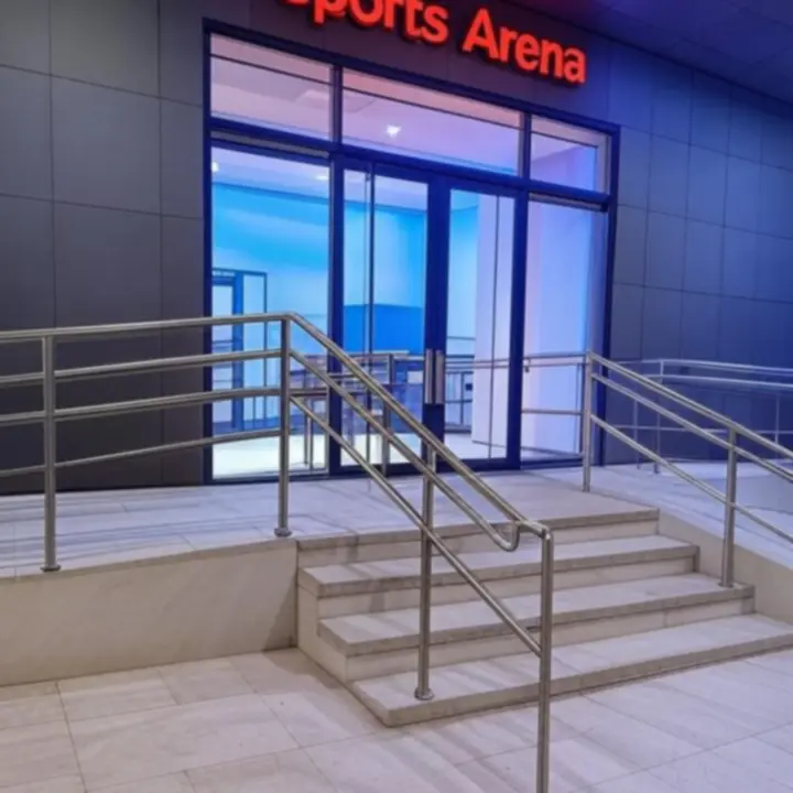 Wejście do FirstLuxx z cyfrowymi wyświetlaczami i strefą recepcyjną